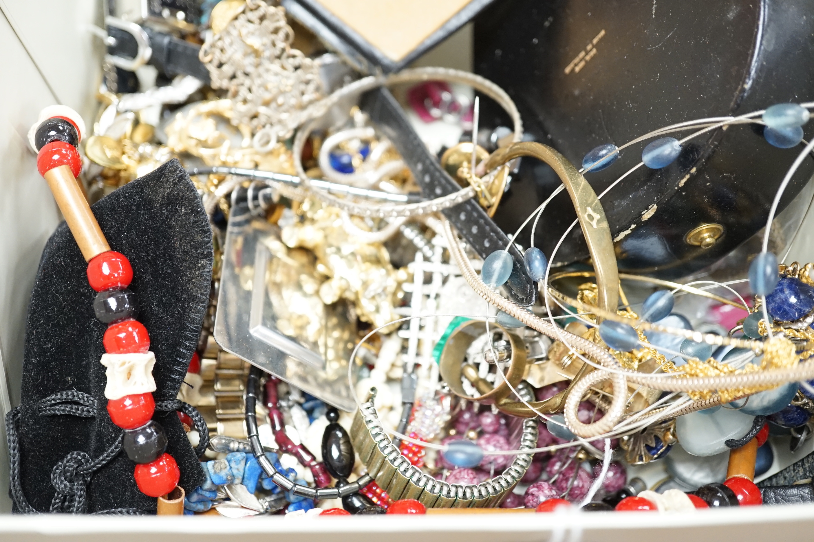 A quantity of costume jewellery.